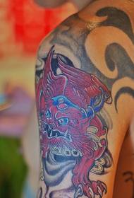 Narodni klasični uzorak tetovaže crvenog jednoroga