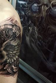 рака гроздобер црна сива шема за тетоважа на компас