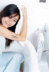 Xu Huaiqi arm totem fashion tattoo
