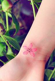 mały tatuaż świeżego ramienia wiśniowego piękny i poruszający