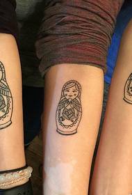 Slika s trostrukom rukom totemova tetovaža puna osobnosti