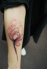 ແຂນເປັນ tattoo lotus ທີ່ສວຍງາມໃນດອກໄມ້ຢ່າງເຕັມທີ່