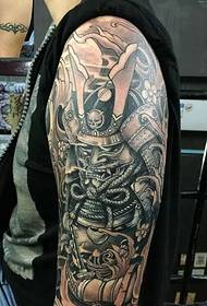 Kepribadian arogan hantu prajurit gambar lengan besar tato