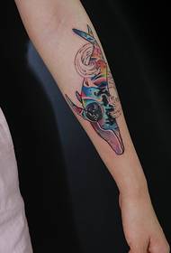 padrão de tatuagem de golfinho de braço bonito e legal