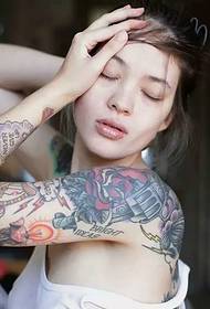 слика секси лепоте цветна рука тетоважа шармантна Ирачанка