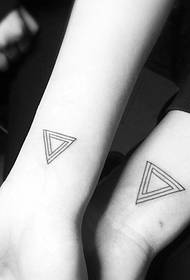 重叠的三角形手臂情侣纹身图片