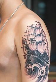 ung fest arm sort og hvid sejler tatovering billede