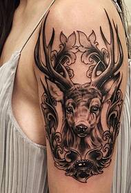 Tattoo Черно-белая татуировка оленя на руке бога