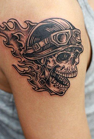 Personality skull tattoo image on the big arm