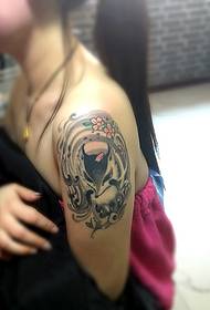 smuk ræv ryg tatovering på den smukke arm