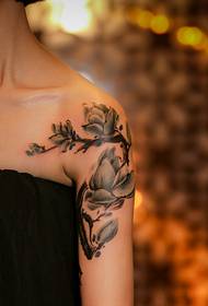 veľmi krásny vzor tetovania z ramena
