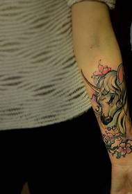 en ynkelig tatovering med blomsterarmponni