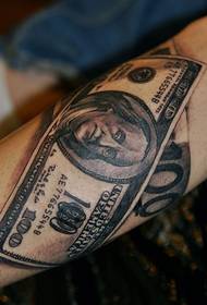 Dollar-tatuointi ulkomaalaisen käsivarteen