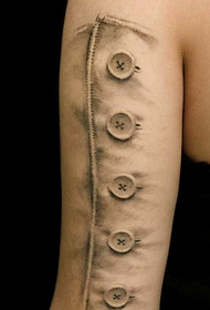 realistisches Knopf-Tattoo-Muster auf dem großen Arm