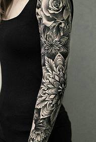 Immagine di tatuaggio totem bianco e nero braccio 80 ragazza