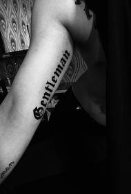 Kata bahasa Inggris tato tato tersembunyi di dalam lengan