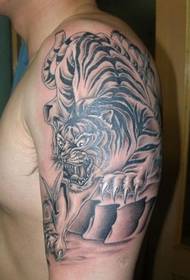tatuaje de tigre descendente de brazos super guapo