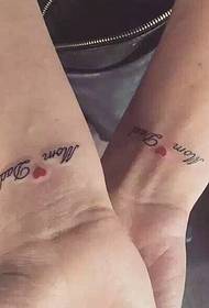 foto di tatuaggi freschi di coppia semplice con braccio semplice low-key