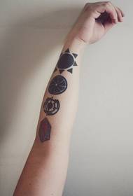 Patrón de tatuaje de tótem de brazo de niña