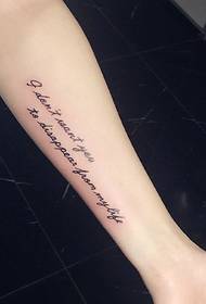 Kvinners arm engelsk tatoveringsbilde elsker å ikke være det