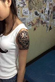 дівчата також можуть бути таким домінуючим малюнком татуювання на руці