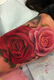 Atemberaubendes und auffälliges Arm-Blumen-Tattoo-Muster