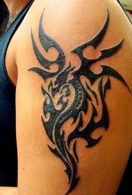 Arm gut aussehend Drachen Totem Tattoo