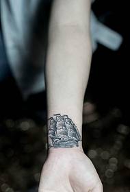 malgranda velura tatuaje sur la pojno tatuaje