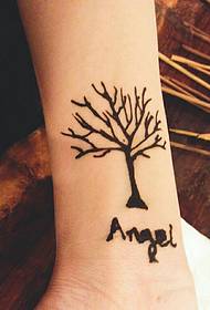 Angol név és a kis fa kar tetoválás tetoválással együtt