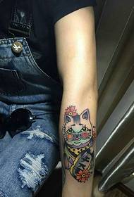 kleur schattige gelukskat tattoo-tatoeage onder de arm