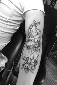 benydenswaardige arm blom tattoo foto