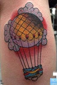 Roku personības tetovējums ar ūdeņraža bumbiņu
