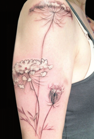 女性の腕の美しい花の入れ墨