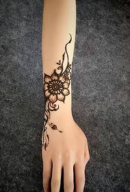 suitable for girls' arm fashion Henna tattoo tattoo