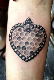 Ruce na tetování úlu lásky