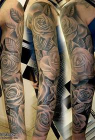 rokas melns pelēks rožu tetovējums modelis