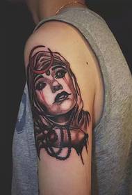 Braccia incredibili immagini di tatuaggi fantasma femminile a tarda notte spaventati