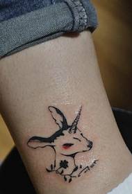Deerkop-tatoeëring op kaal voete is super oulik