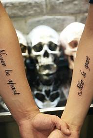 mà a mà a la imatge antiga del tatuatge de la parella anglesa del braç