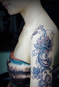 tatuaggio di moda ragazza braccio di loto