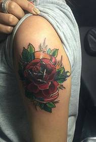 Foto de tatuaje de flor de brazo grande exquisito