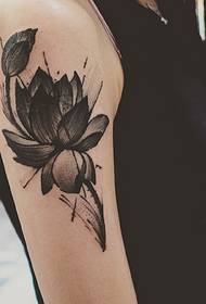rameno krásne atramentové lotosové tetovanie