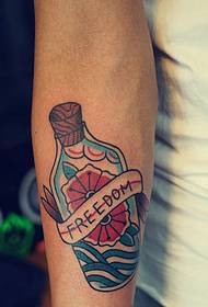 creatieve tatoeage van de fles buiten de arm tattoo-afbeelding