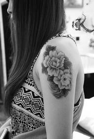 美容腕牡丹の花のタトゥー