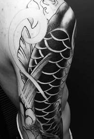 hermosa foto de tatuaje de calamar que cubre todo el brazo