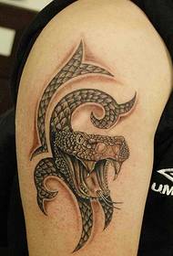 Tattoo зебои мор дар бозуи