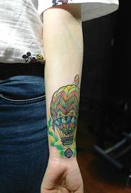 imatge de tatuatge de tòtem de braços a tot color