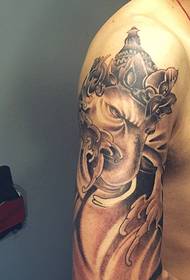 Brako nigra griza elefanto tatuaje estas tre interesa