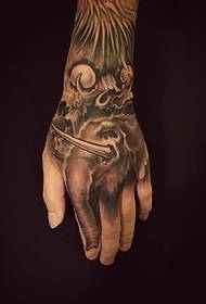 imatge única del tatuatge de la mà del darrere de la imatge 17307: una imatge senzilla i generosa del tatuatge de cérvols de braç