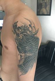 klasikinės asmenybės rankos blogio drakono tatuiruotės nuotraukos